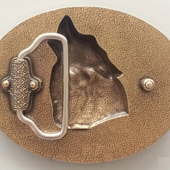 Unique New Howling Wolf And Feathers Belt buckle fits 1.5 belt buckle - Picture 2 of 2